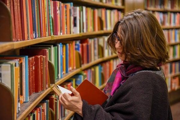Les principes du rangement selon la méthode KonMari : comment organiser son intérieur efficacement